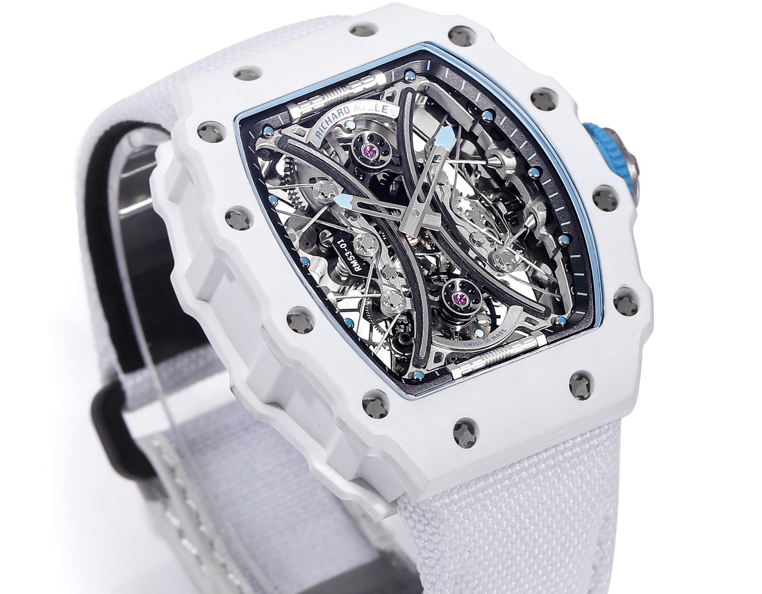 白色TPT石英纖維
【RICHARD MILLE】理查米爾RM53-01 將腕表設計與運動賽事相互結合，完美詮釋了賽場上的勇者堅定信念、頑強拼搏的精神。RM53-01以馬術運動為背景，採用多種高科技材料來抵御運動時帶來的強烈撞擊，從而保證不受破壞、正常運轉。高科技材質打造如同“護具”。“RM 53-01 PABLO MAC DONOUGH”的陀飛輪腕表，此款腕表除具備運動腕表的動感與活力外，還配備了堅固的TPT®碳纖維表殼、層壓藍寶石水晶表鏡以及固定機芯的懸浮式鋼索，有效的降低巨大衝擊、意外碰撞對腕表所帶