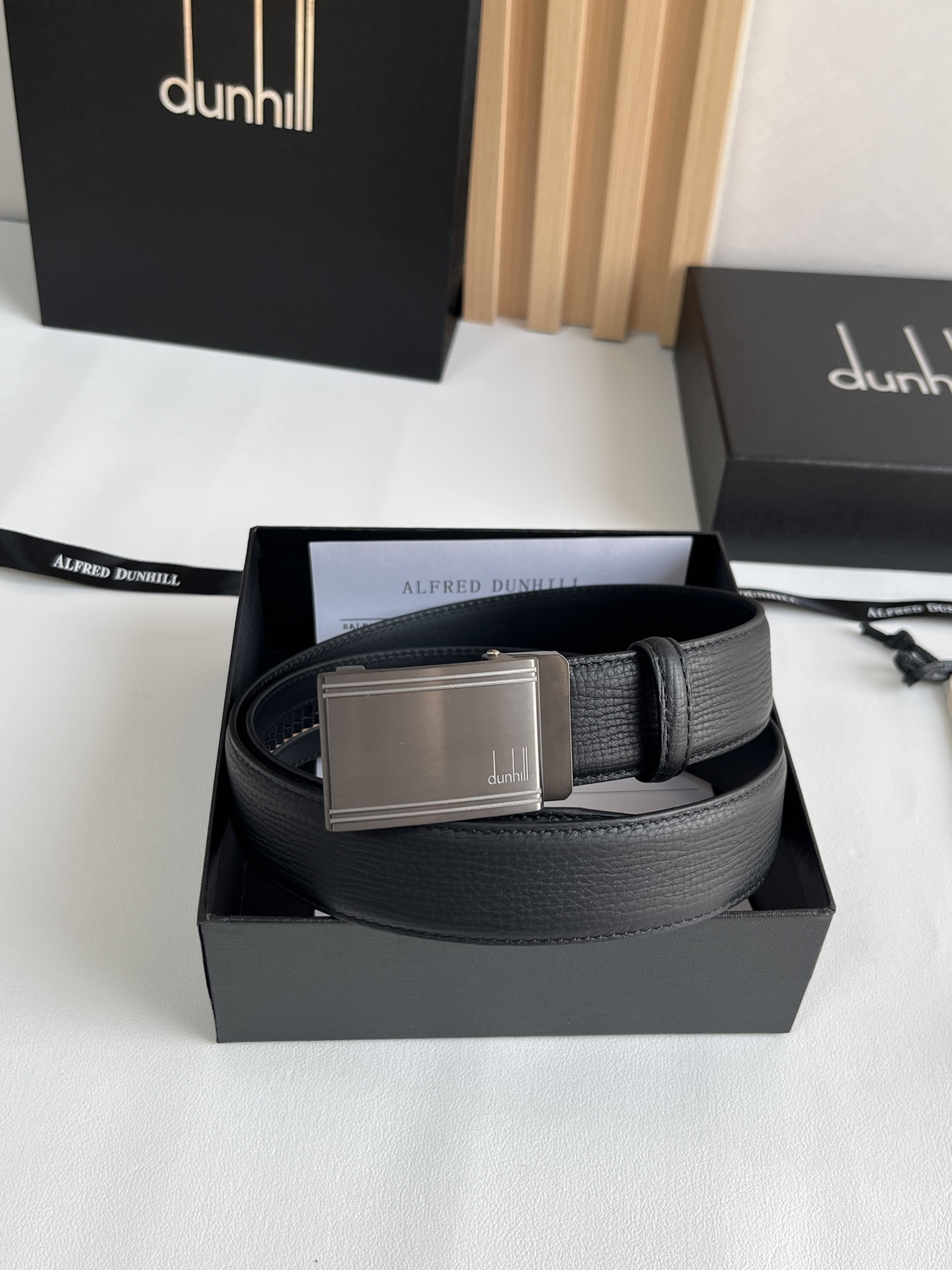 登喜路（Dunhill）是一家英國倫敦的男士奢侈品牌。皮帶以其精湛的工藝和經典的設計，成為男士配飾中的精品。皮帶的質感好、耐用性強，商務休閒百搭款！