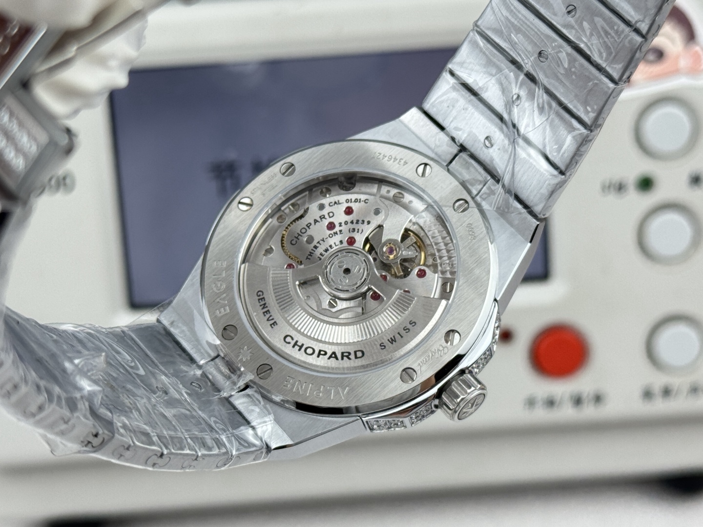 Factory 獨家力作👍
蕭邦AlpineEagle雪山傲翼系列
🌈彩T鑽🌟變色龍🦎滿天星✨限量款及隱藏款首推
如炬目光，比擬暗夜星芒⛰️於山川湖海間🌊洞見紳士願景與磅礡未來👔
尺寸：原裝一致41mmX9.7mm
機芯：9015改Chopard 01.01-c
錶鏈：獨家原版開模金磚型鏈節一體式錶鏈
岩石紋錶盤，鍍銠羅馬數字，時針及分針時標均覆以Super-LumiNova® X1級螢光塗層
致獻當代“雄鷹”，志存高遠之人在日常生活中超邁群倫，其視野啓迪人心、昇華情志。憑借遠見和決心，