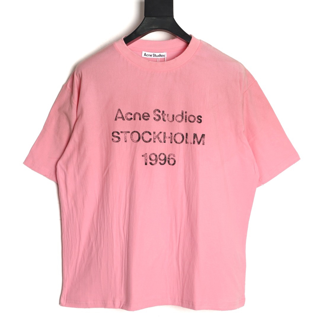 🔝Acne Studios 26SS 1996字母印花短袖T恤
面料是定制定染的32支220g原版雙紗棉，胚布經過高盂環保染色，裁大貨前還要進行高溫環縮水，降低縮水率的同時使得手感更柔軟舒適，印花方面必須五層膠漿，第一遍必須為進口打底漿，填平布料上極為細小的線洞，再由高溫床烤乾再劇頗色，採用油墨因熱平網印花，一共刷五層，每一層間隔為時間為30分鐘，才能保證出來的成品保持原版的質感，全套開發輔料
尺碼：S-XL