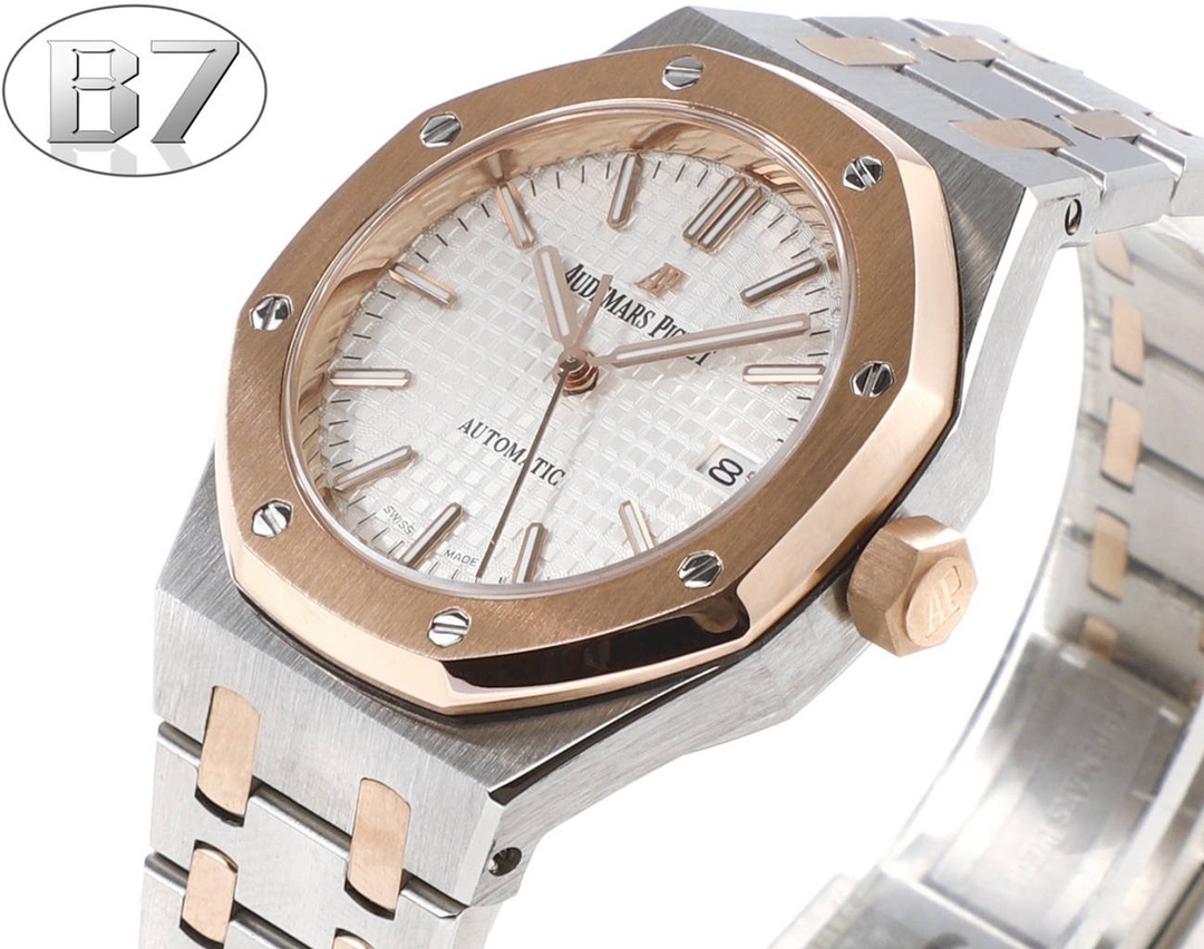 B7  Factory
AP愛彼 女款愛彼皇家橡樹 剔除機芯甲板多餘部分，使之變得更加鏤空——成就鋼表巔峰—— 實力演繹 衛冕“鋼”王！【6大精妙之處】1.正品拆解開模，尺寸為37毫米與正品一致！2.完美還原正品表殼的每一處細節，盡顯正品“稜角分明 堅毅果敢”的陽剛氣質。3.鋼帶的做工無可挑剔，比市面上任何鋼帶表做工均要更上一層樓，鋼帶頭粒和表頭銜接的“緩衝帶”的鬆緊程度與正品一模一樣。4.自動陀的與原裝致敬，是市面唯一做到顏色於原裝一致的版本（市面一般版本均偏紅）其上的ap族徽雕刻獨一無二。