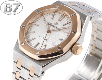 B7  Factory
AP愛彼 女款愛彼皇家橡樹 剔除機芯甲板多餘部分，使之變得更加鏤空——成就鋼表巔峰—— 實力演繹 衛冕“鋼”王！【6大精妙之處】1.正品拆解開模，尺寸為37毫米與正品一致！2.完美還原正品表殼的每一處細節，盡顯正品“稜角分明 堅毅果敢”的陽剛氣質。3.鋼帶的做工無可挑剔，比市面上任何鋼帶表做工均要更上一層樓，鋼帶頭粒和表頭銜接的“緩衝帶”的鬆緊程度與正品一模一樣。4.自動陀的與原裝致敬，是市面唯一做到顏色於原裝一致的版本（市面一般版本均偏紅）其上的ap族徽雕刻獨一無二。