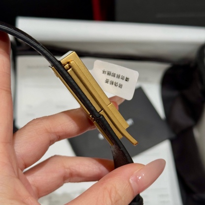 YSL頂級版復刻新寵腰帶
經典百搭款 搭配牛仔褲或者裙子都很好看 長短可調節 25mm寬 雙面進口小牛皮 精緻的真空鍍鈀搭扣飾有琺瑯字體效果