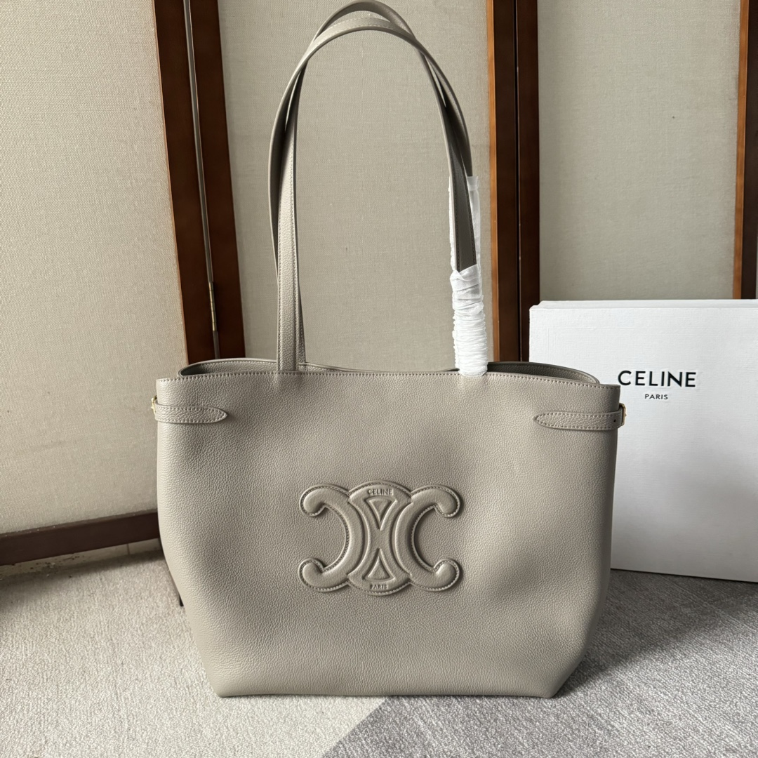 CELINE  24夏季新款Cabas 托特包👜
高級百搭又實用/購物袋的款式
展現著簡約美學和實用性～❤️
大容量設計～無論是日常出街還是通勤 都能輕鬆裝下各種物品～袋口可自主調節大小🌹
款號116853 尺寸：54*29*15cm