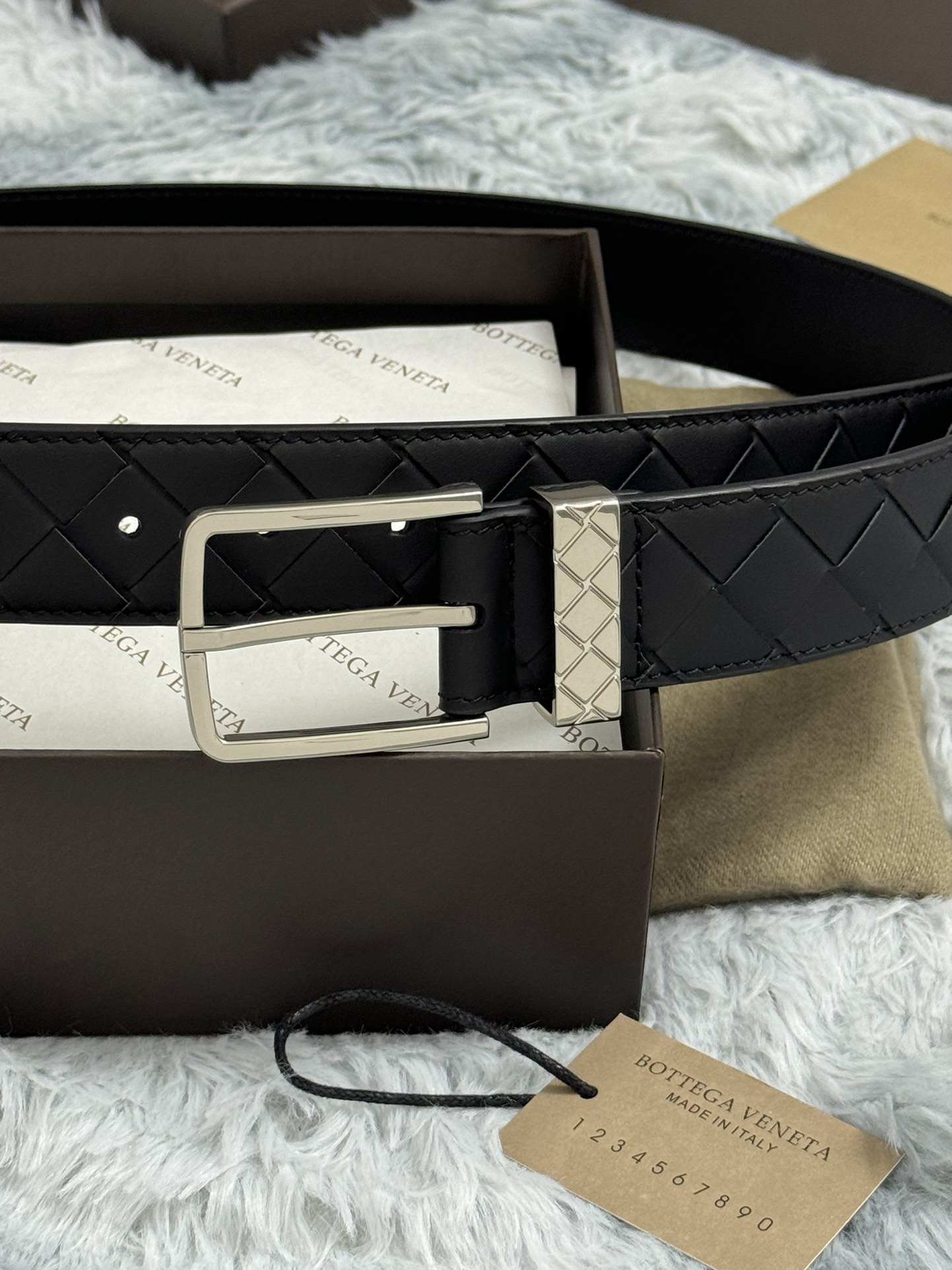 BOTTEGA VENETA   3.5cm   
手工編織牛皮經典之作
每個細節都體現出至高的品味和格調
整體造型增添優雅韻味  
低調奢華的典範
優雅迷人氣息
精緻的手工藝製作。