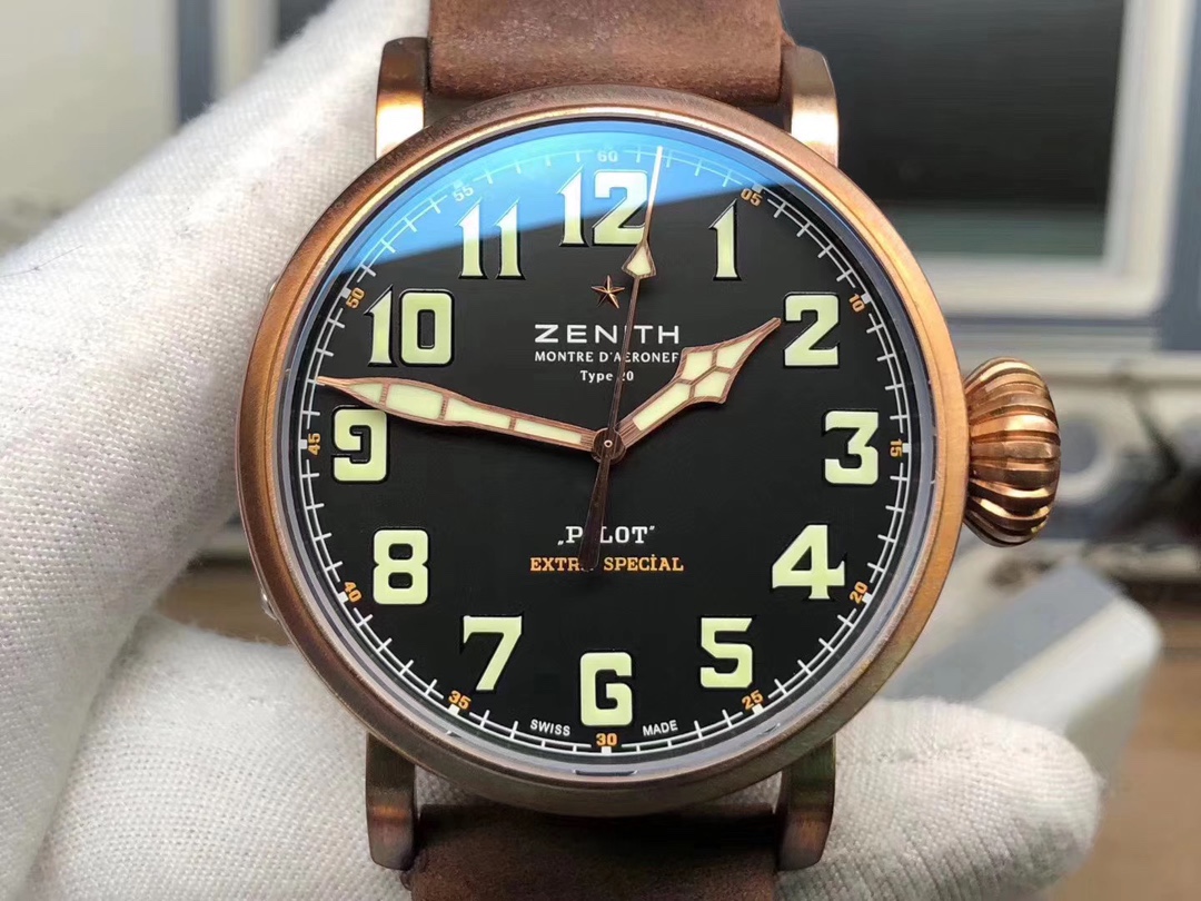 XF真力時飛行員大飛：29.2430.679/21.C753青銅男士腕表，純青銅表殼，2824瑞士機械機芯，瘋馬皮錶帶。振頻：28800每小時振蕩次數，表徑：45毫米