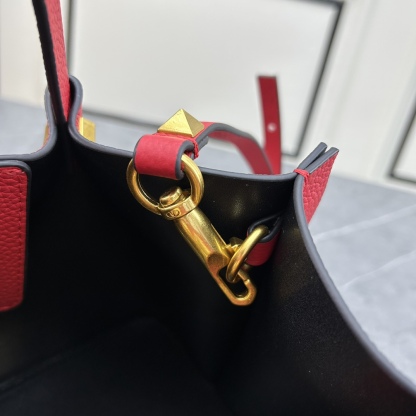 荔枝紋 Garavani VLOGO Escape 小牛皮小號購物袋，包袋兩側點綴紅色細節，金屬徽標飾件可用在包裝內部作為開合，亦可用在外部作為裝飾元素。
小號尺寸：31 *25*15 cm