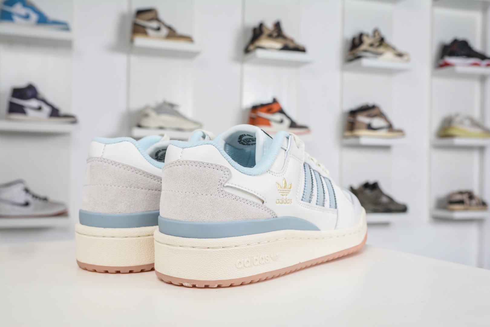 adidas Originals Forum 低幫百搭潮流休閒運動板鞋  
貨號：IG3946
尺碼：36 36.5 37 38 38.5 39 40 40.5 41 42 42.5 43 44 45