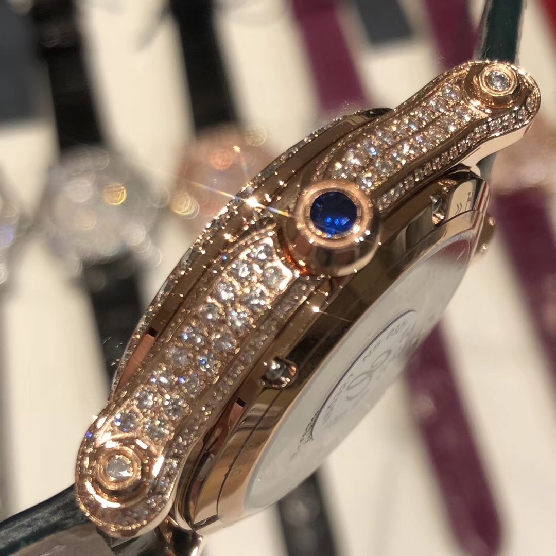 （NL）2025最新款滿天星   原裝搭配美洲鰐魚錶帶 搭配原莊進口日本9015機芯 蕭邦（HAPPY DIAMONDS）作為蕭邦最暢銷的系列一直以細膩的手法詮釋蕭邦標誌性靈動鑽石的概念，此系列作品柔美而時尚，都說男戴萬國女戴蕭邦 有金（進）有鑽（賺）寓意也很好。錶盤內的鑽石滾珠可自由滑行轉動，時來運轉 財運滾滾，讓每一位女性都以最迷人的造型驚艷世人。 這次給大家帶來的蕭邦快樂鑽系列 這次給大家帶來的蕭邦快樂鑽系列 是肖邦旗下最具代表性的腕表 最有特色的夾層玻璃的7顆，7顆鑽石產生自旋 猶如舞蹈