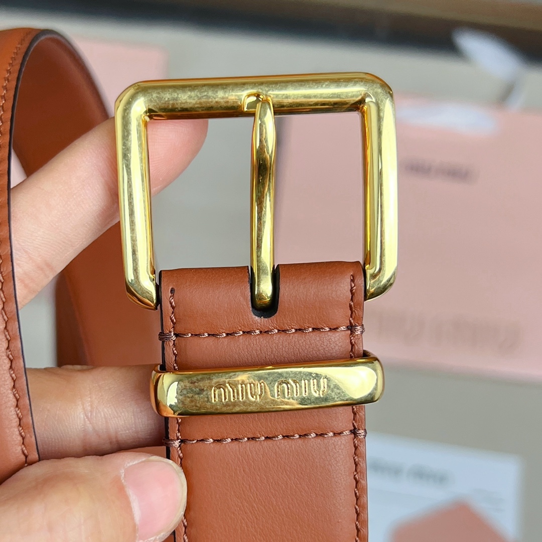 這款皮革腰帶設計簡約而優雅，腰帶環伴以Miu Miu徽標。雙面進口小牛皮 金屬搭扣 腰帶環飾激光雕刻徽標
寬度: 3.5cm
