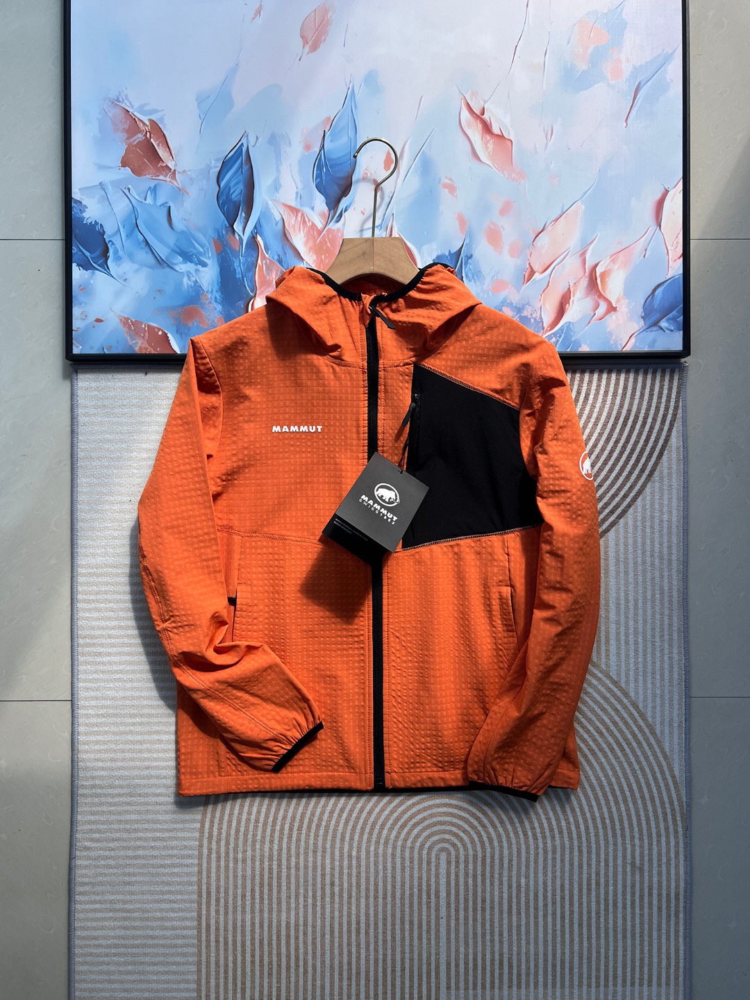 2026年春季新款猛獁象MAMMUT輕量單層彈力外套夾克 男女同款 軟殼連帽夾克
面料95的聚酯纖維 5的氨綸 輕盈帶彈力  手感柔軟舒適   不靜電 質感輕膚，，自帶纖維紋理 ，格紋凹槽 空氣流通  可快速散熱  吸濕排汗 
款式設計簡約大牌，胸口拼布拉鍊口袋 ，多處細節採用四針六線🧵設計點綴，肉眼可見的工藝美
手插口袋，做的壓膠無痕一公分外延  內隱藏拉鍊口袋 上下刺繡鎖邊 提升品質
彈力袖口 輕便舒適 ，下擺出帶有調節繩，穿搭風格可隨意切換
日常休閒  上班通勤 戶外運動  舒適百搭