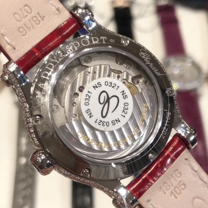 （NL）2025最新款滿天星   原裝搭配美洲鰐魚錶帶 搭配原莊進口日本9015機芯 蕭邦（HAPPY DIAMONDS）作為蕭邦最暢銷的系列一直以細膩的手法詮釋蕭邦標誌性靈動鑽石的概念，此系列作品柔美而時尚，都說男戴萬國女戴蕭邦 有金（進）有鑽（賺）寓意也很好。錶盤內的鑽石滾珠可自由滑行轉動，時來運轉 財運滾滾，讓每一位女性都以最迷人的造型驚艷世人。 這次給大家帶來的蕭邦快樂鑽系列 這次給大家帶來的蕭邦快樂鑽系列 是肖邦旗下最具代表性的腕表 最有特色的夾層玻璃的7顆，7顆鑽石產生自旋 猶如舞蹈