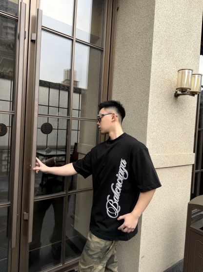 🔝BALENCIAGA巴黎世家BLCG 側邊草體字母短袖T恤
正品購入開發，40支雙紗巴黎棉210克，1*1配套十字羅紋280克，進口刺繡，面料酵洗，定制1：1商標，寬松版型
B Size：S-XL