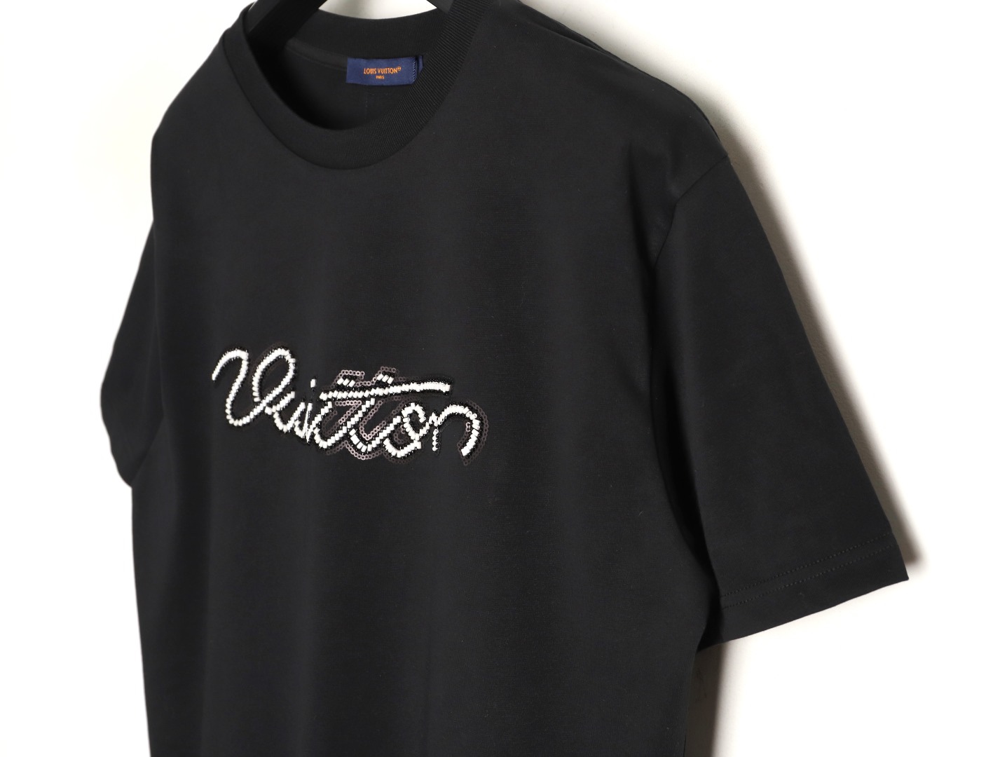 🔝LOUIS VUITTON LV 串珠刺繡標識短袖T恤
正品10400購入，32支緊密精梳棉，配套1*1羅紋，毛料酵洗，進口刺繡，定制1：1繡珠繡片，定制1：1商標，寬松版型
A Size：S-XL