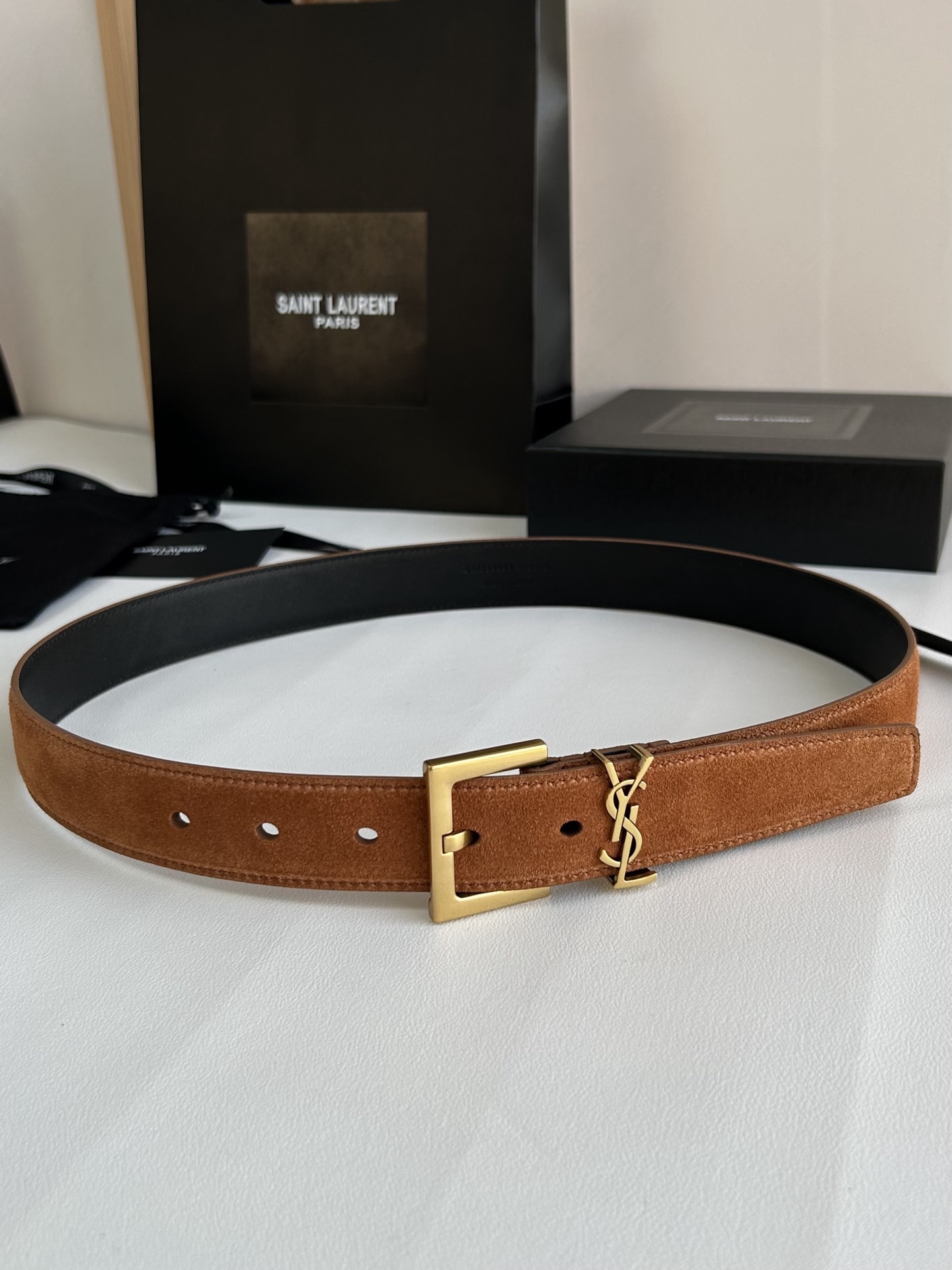 聖羅蘭 女士腰帶，進口小牛皮 配以CASSANDRE 標識腰帶環。古銅色金銀五金可選。精緻優雅的設計，寬度3.0cm