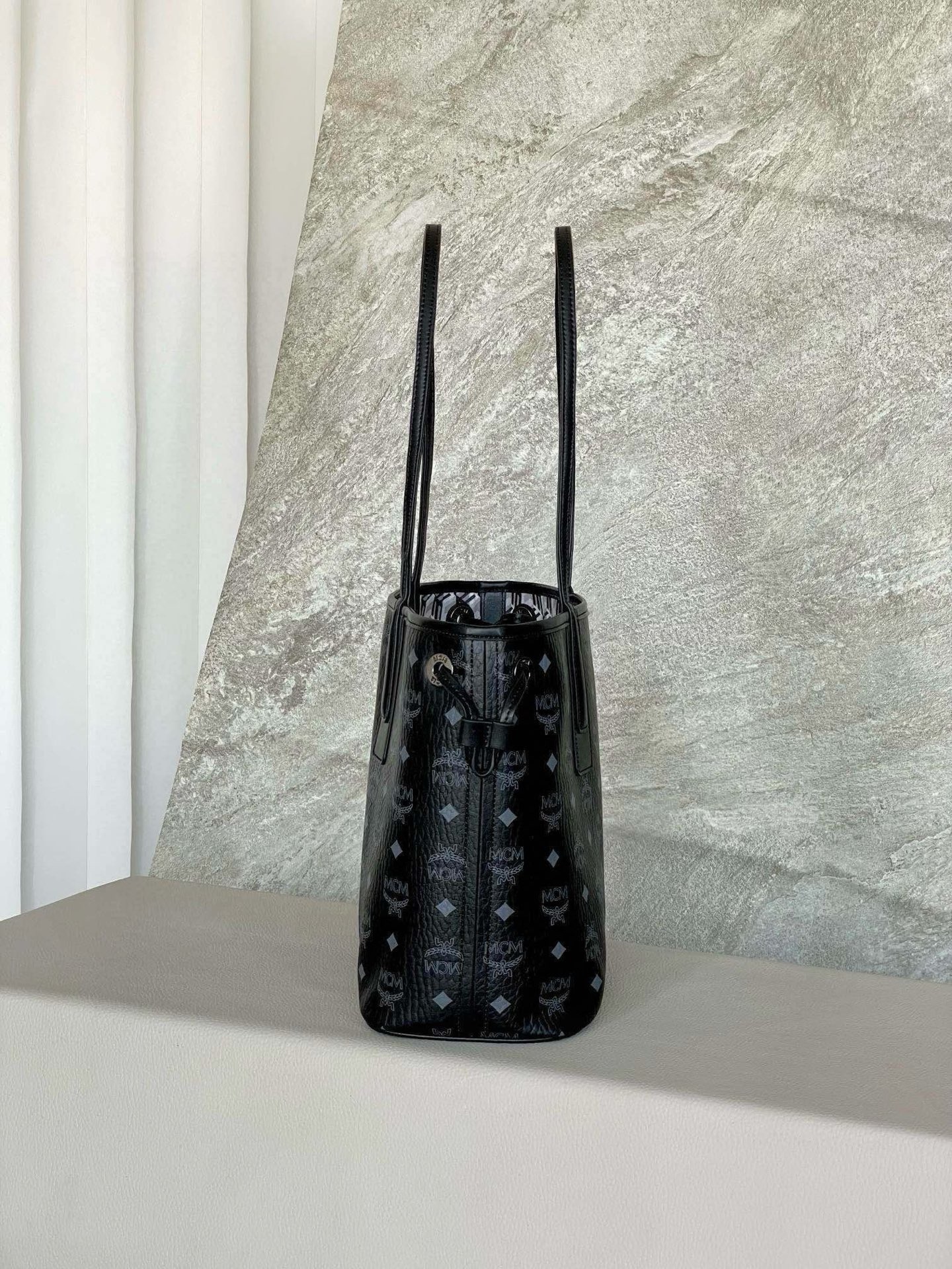 𝐌𝐂𝐌 𝐋𝐢𝐳 𝐕𝐢𝐬𝐞𝐭𝐨𝐬
小號雙面購物袋子母包👜

獨家®️經典黑色
這是一款二合一的標誌性單品。小巧的Liz包袋採用雙面Cubic棉質帆布設計，展現了品牌的多維特性。購物袋內部則隱藏著一隻可拆卸的拉鍊手拿包，可作為經典的肩背包單獨使用。
型號：MWPPDSLR04CO001
尺寸：29*14*25cm
提手：垂長24cm
特點：雙面可用/大小雙包
顏色：典雅黑/黑色◾️