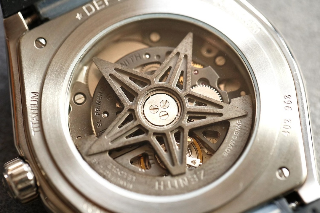 95.9000.670/78.R782
品牌：真力時
系列：DEFY
性別：男士
我來糾錯 
機芯 機芯型號：9015改Elite 670 SK
機芯類型：全自動機械
機芯直徑：25.60毫米
機芯厚度：3.88毫米
振頻：28800每小時振蕩次數
寶石數：27個
零件數：187個
動力儲備：50小時
我來糾錯 
外觀 表徑：41毫米
表壳厚度：10.75毫米
表盘颜色：镂空
表盘形状：圆形
表带颜色：黑色
表扣类型：针扣
背透：背透，透明蓝宝石水晶
防水深度：100米
表耳间距：暂无
我来纠错 
材质