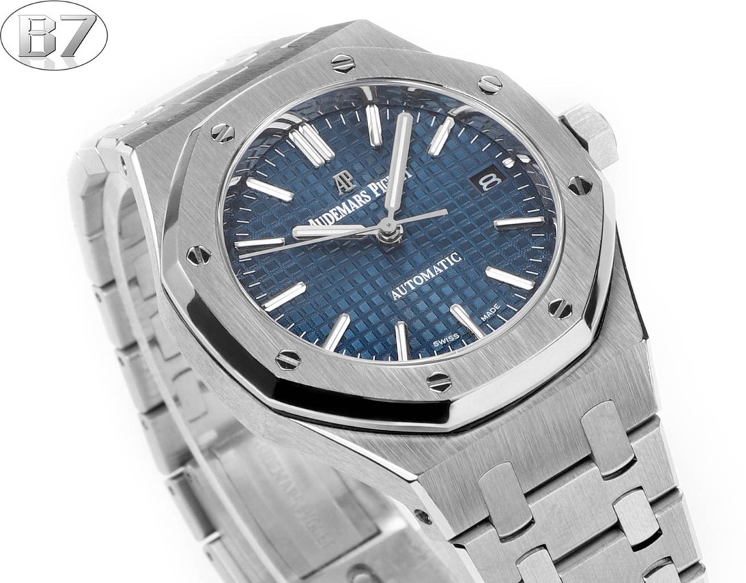 B7  Factory
AP愛彼 女款愛彼皇家橡樹 剔除機芯甲板多餘部分，使之變得更加鏤空——成就鋼表巔峰—— 實力演繹 衛冕“鋼”王！【6大精妙之處】1.正品拆解開模，尺寸為37毫米與正品一致！2.完美還原正品表殼的每一處細節，盡顯正品“稜角分明 堅毅果敢”的陽剛氣質。3.鋼帶的做工無可挑剔，比市面上任何鋼帶表做工均要更上一層樓，鋼帶頭粒和表頭銜接的“緩衝帶”的鬆緊程度與正品一模一樣。4.自動陀的與原裝致敬，是市面唯一做到顏色於原裝一致的版本（市面一般版本均偏紅）其上的ap族徽雕刻獨一無二。