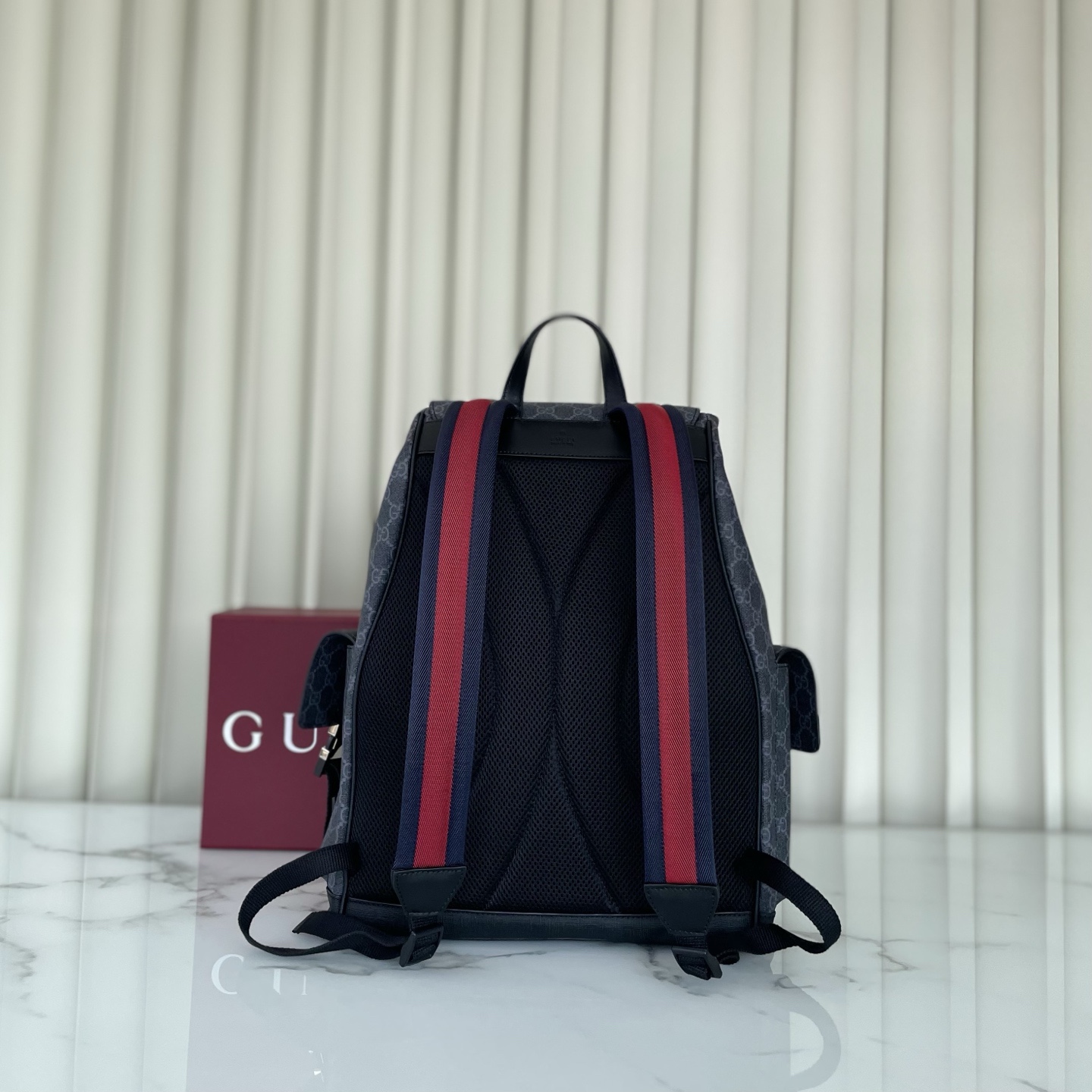 GG黑色大號背包
經典GG Supreme帆布以質地柔軟且富有延展性而著稱，是品牌歷經歲月洗禮卻從未褪色的經典面料之一。該面料以超細纖維塗層織物打造，以全黑色匠心呈現，賦予這款背包以別緻魅力。同色調皮革滾邊令整個廓形愈發豐滿，典藏條紋織帶則為整個設計注入一抹亮色
款號792080克，尺寸46X35X12