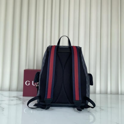 GG黑色大號背包
經典GG Supreme帆布以質地柔軟且富有延展性而著稱，是品牌歷經歲月洗禮卻從未褪色的經典面料之一。該面料以超細纖維塗層織物打造，以全黑色匠心呈現，賦予這款背包以別緻魅力。同色調皮革滾邊令整個廓形愈發豐滿，典藏條紋織帶則為整個設計注入一抹亮色
款號792080克，尺寸46X35X12