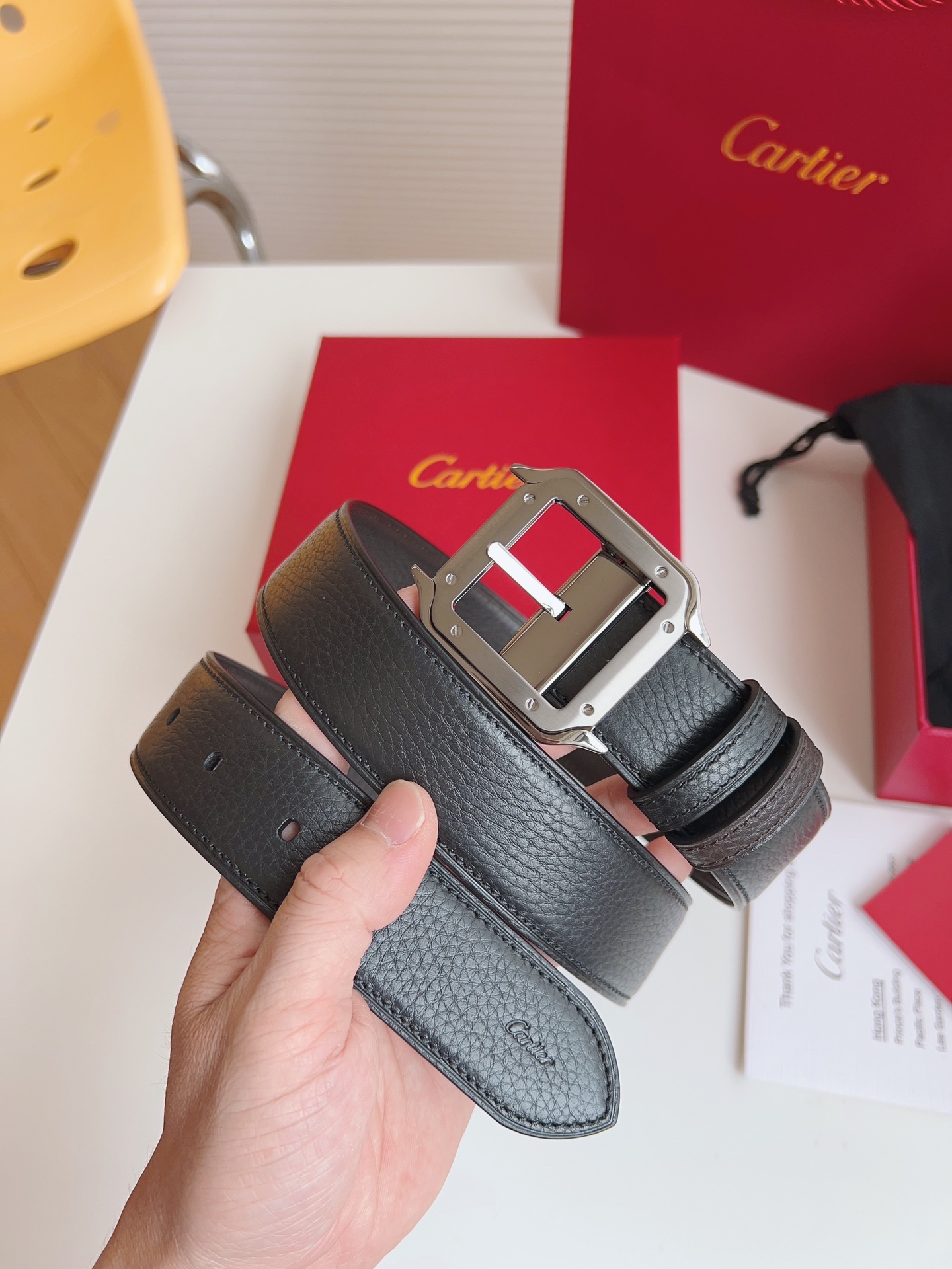 
Cartier（卡地亞）憑借匠心傑作展現與眾不同的美感，融合精湛工藝與經典設計，演繹雋永風格；瀟灑不羈，果敢獨立！此款式易搭配服飾；休閒正裝兩相宜。皮帶寬度：35mm