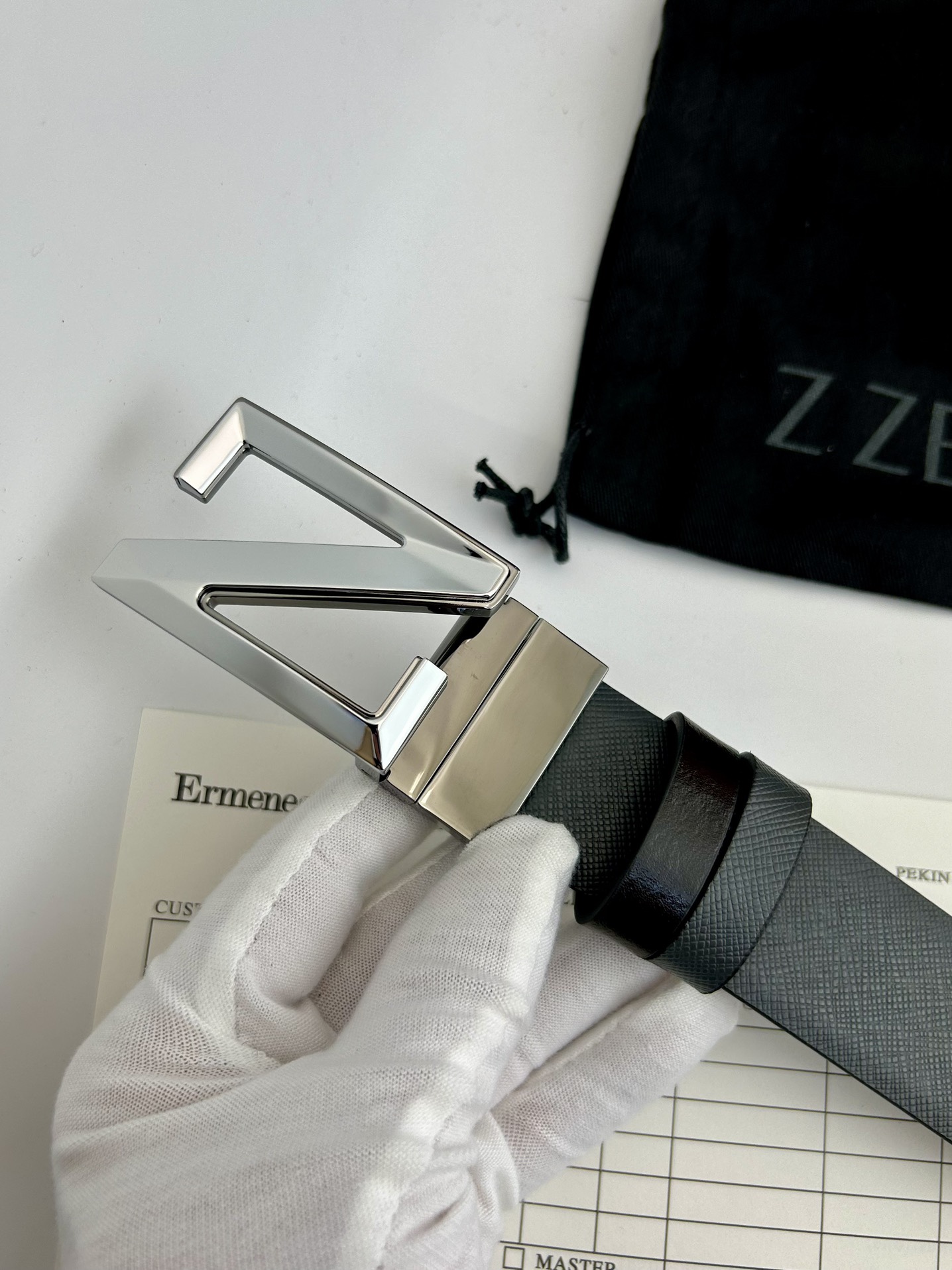 傑尼亞【Zegna】何謂當代男士 活動造型 系列，新款純銅旋轉Z字扣，雙面可用 隨心搭配，寬3.5cm，男士風尚的全新概念.