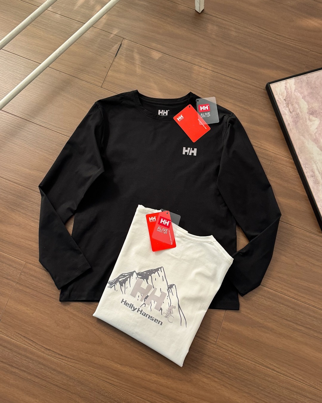 春季新款HH海麗漢森戶外必備休閒長袖T恤！
高品質面料製成的圓領長袖 ，面料整體輕量 質感 棉感速乾型面料  讓衣服更有立體感 活動時背部肩部超自在 沒有緊繃感 高舒適度 讓運動更加自如！運動版型 適合單穿或者內搭穿著！單穿簡約乾淨，疊穿非常有時尚感！四面高彈！無拘無束

顏色：黑色 白色。尺碼：m~3xl

尺碼 衣長 胸圍 袖長 建議身高 建議體重	
M 67 102 60 165-170CM 115-130斤	
L 69 106 62 170-175CM 130-145斤	
XL 71