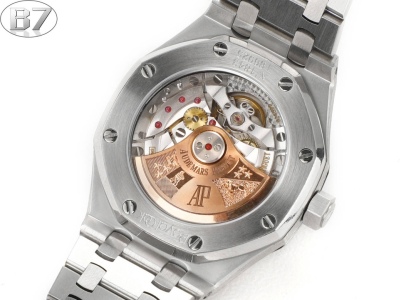 B7  Factory
AP愛彼 女款愛彼皇家橡樹 剔除機芯甲板多餘部分，使之變得更加鏤空——成就鋼表巔峰—— 實力演繹 衛冕“鋼”王！【6大精妙之處】1.正品拆解開模，尺寸為37毫米與正品一致！2.完美還原正品表殼的每一處細節，盡顯正品“稜角分明 堅毅果敢”的陽剛氣質。3.鋼帶的做工無可挑剔，比市面上任何鋼帶表做工均要更上一層樓，鋼帶頭粒和表頭銜接的“緩衝帶”的鬆緊程度與正品一模一樣。4.自動陀的與原裝致敬，是市面唯一做到顏色於原裝一致的版本（市面一般版本均偏紅）其上的ap族徽雕刻獨一無二。