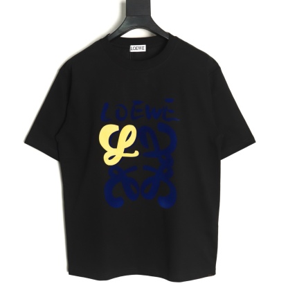 Loewe/羅意威 25ss 塗鴉彩繪植絨印花短袖T恤
260g棉質布料40支雙紗面料，無蝕塵‬毛藝工‬處布理‬面，紡織密度高，垂感佳，不易變形。
厚織感加上緊密紡紗工藝，不會影響Tee的透氣性，成色的飽和度很高
胸前撞色塗鴉彩繪植絨印花工藝
版型上身效果好，百搭好看的一款T恤，寬松版型遮肉顯瘦不挑人
顏色: 白色，黑色
S Size：S-XL