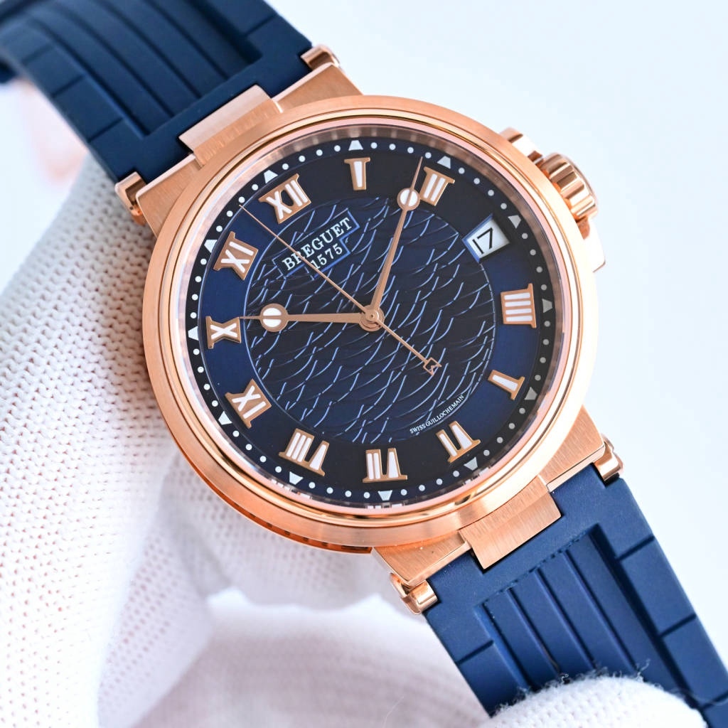 CF新品發佈會，寶璣-Breguet
航海MARINE航海系列5517款腕表，航海天文鐘的起源作品，“時計本是兵家利器”說的就是這款腕表，鐘錶界的巨作。工廠全面抄寫原裝數據，98%還原殼型字面，彰顯原裝優雅硬朗的氣質，原裝同款777A自動機械機芯，鐫刻獨立編號與寶璣先生簽名。直徑40毫米。正反均為藍寶石防刮玻璃，旋入式防水錶冠。實測防水深度100米。搭配飾有太陽放射紋錶盤，配裝進口天然橡膠錶帶，以零頭的價格給您帶來原裝超值體驗。