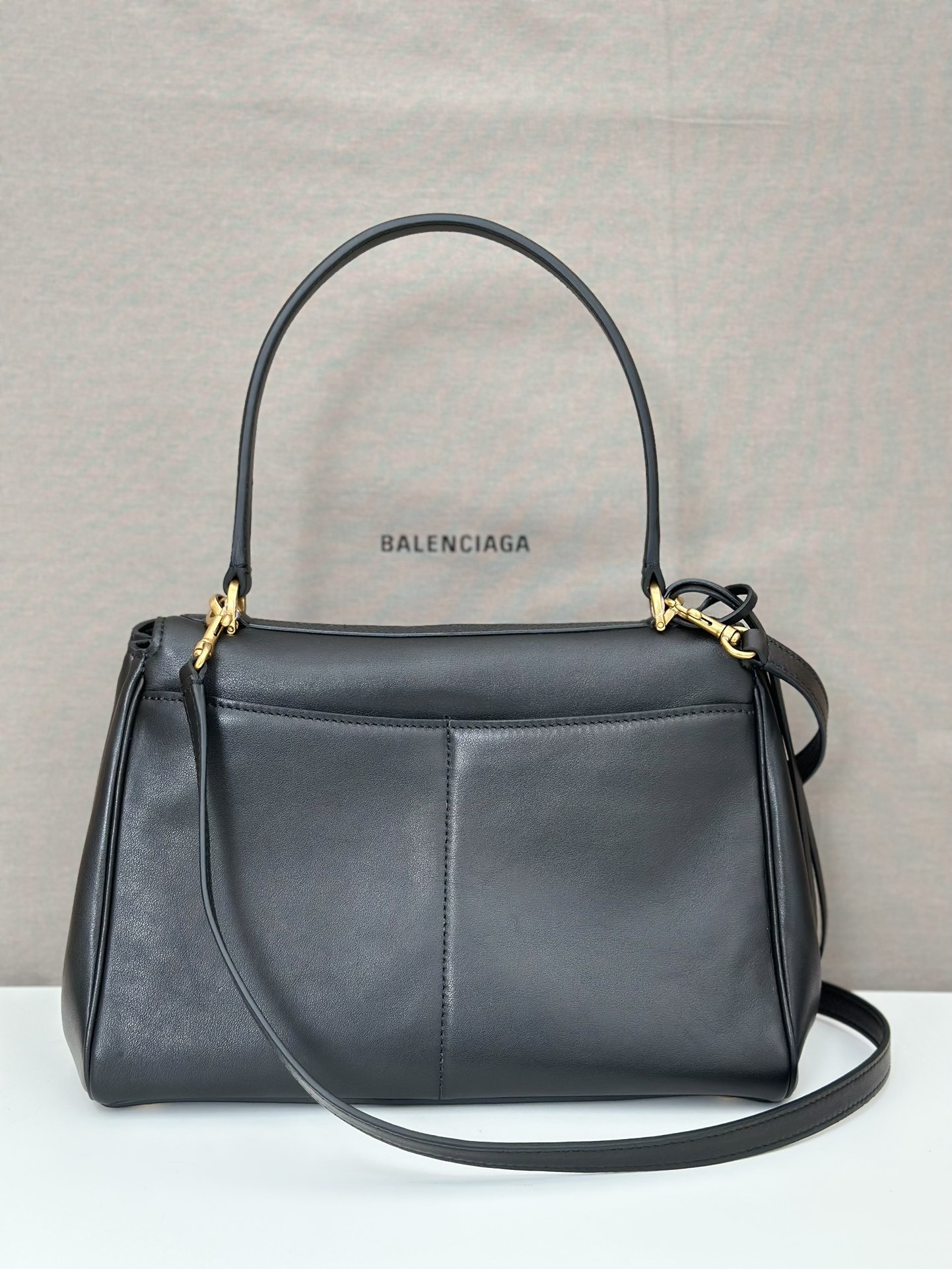 巴黎世家𝗕𝗮𝗹𝗲𝗻𝗰𝗶𝗮𝗴𝗮 🖤🖤出貨了！
款號：789779克色金扣
尺寸：28.9×20×9.9cm