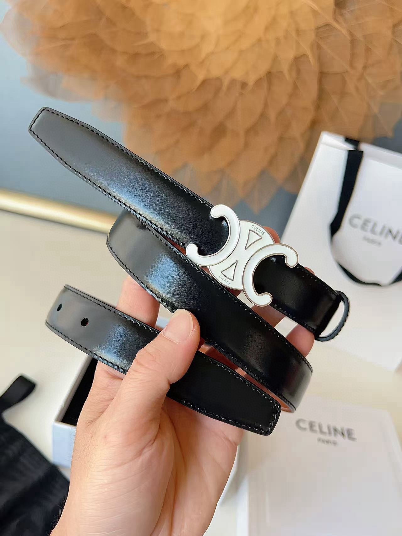 CÉLINE  凱旋門家新款ALIX 中號25毫米雙面腰帶
這款採用牛皮革，滴膠飾面，可拆卸橢圓形搭扣，雙面腰帶，TRIOMPHE雙面飾釘.
寬度：2.5cm