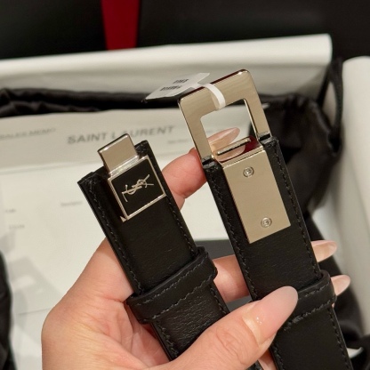 YSL頂級版復刻新寵腰帶
經典百搭款 搭配牛仔褲或者裙子都很好看 長短可調節 25mm寬 雙面進口小牛皮 精緻的真空鍍鈀搭扣飾有琺瑯字體效果