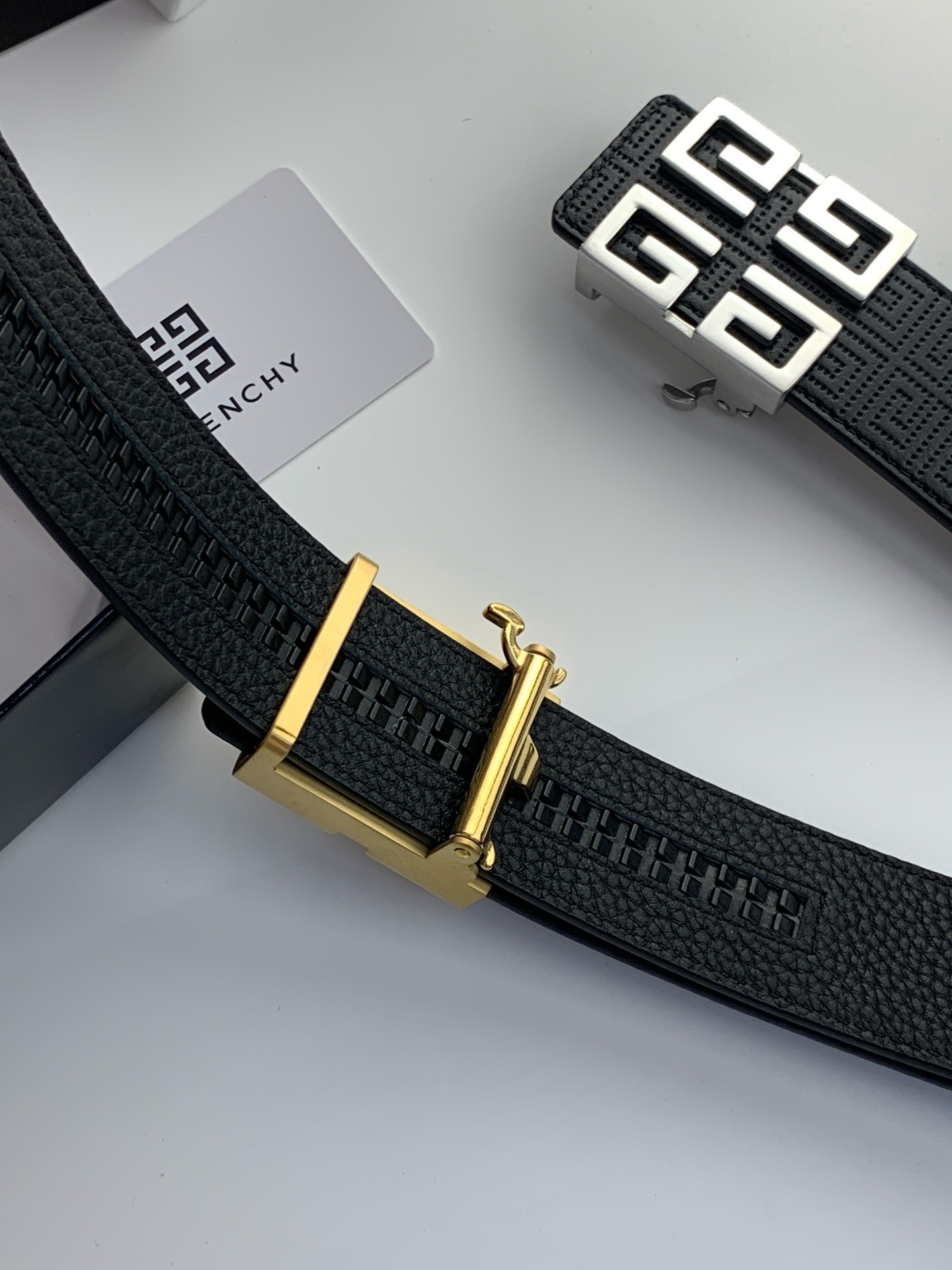 【紀梵希】新款男士 頭層小牛皮黑色壓花腰帶，內襯荔枝紋底，寬38毫米.搭配不鏽鋼經典4G自動扣.商務服裝造型的完美搭配。永恆經典！