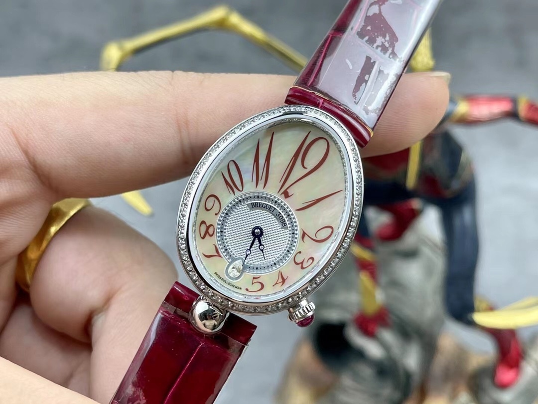 [玫瑰][玫瑰]最強 升級版 頂級 復刻女款 寶璣那不勒斯皇后系列，
【表殼】腕表尺寸分別為中號36.5x28.5毫米 
鵝卵形表殼高雅大氣，表殼外緣飾有錢幣紋。表圈和表殼周圍鑲嵌共117顆施華洛水晶（約0.99克拉）。表冠處鑲有一顆梨形晶石（約0.26克拉）
【精彩細節】
1.與原裝吻合，在表殼背部均打有貴金屬標識，效果清晰工整，彰顯腕表檔次。2.穹面玻璃，從側面看不僅有魚眼效果，還能折射鑽石帶來的璀璨光芒，更顯腕表高貴血統。
3.為了達到原裝K金質量的手感，調試了表殼內部結構的配重，做到重量與原版如出