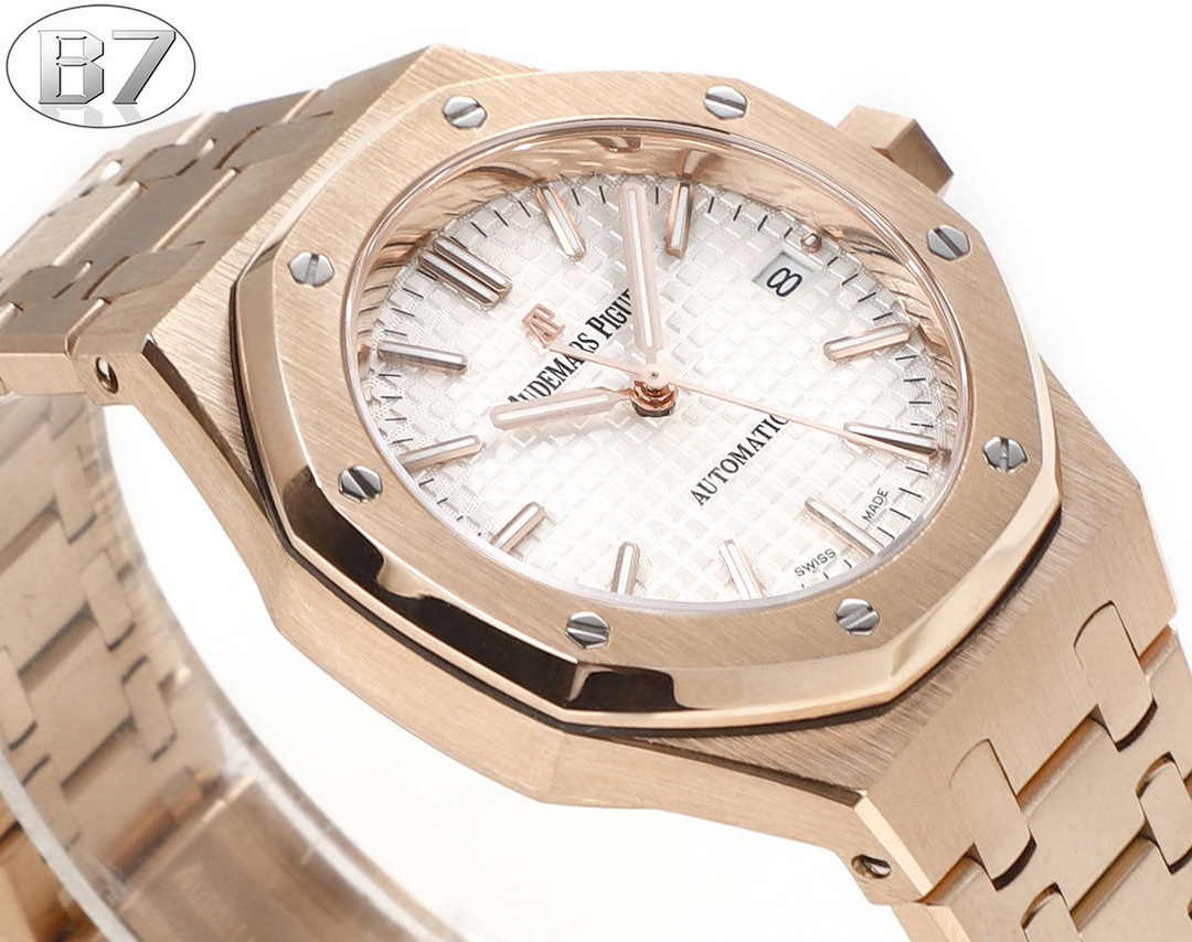 B7  Factory
AP愛彼 女款愛彼皇家橡樹 剔除機芯甲板多餘部分，使之變得更加鏤空——成就鋼表巔峰—— 實力演繹 衛冕“鋼”王！【6大精妙之處】1.正品拆解開模，尺寸為37毫米與正品一致！2.完美還原正品表殼的每一處細節，盡顯正品“稜角分明 堅毅果敢”的陽剛氣質。3.鋼帶的做工無可挑剔，比市面上任何鋼帶表做工均要更上一層樓，鋼帶頭粒和表頭銜接的“緩衝帶”的鬆緊程度與正品一模一樣。4.自動陀的與原裝致敬，是市面唯一做到顏色於原裝一致的版本（市面一般版本均偏紅）其上的ap族徽雕刻獨一無二。