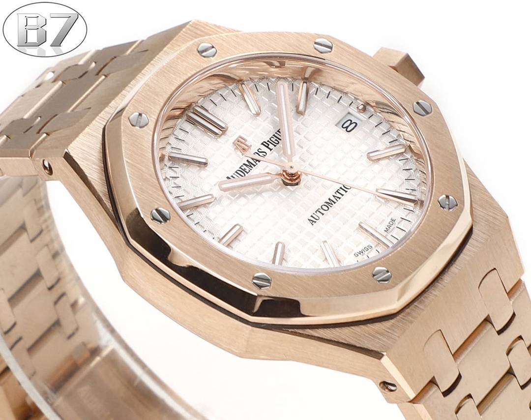 B7  Factory
AP愛彼 女款愛彼皇家橡樹 剔除機芯甲板多餘部分，使之變得更加鏤空——成就鋼表巔峰—— 實力演繹 衛冕“鋼”王！【6大精妙之處】1.正品拆解開模，尺寸為37毫米與正品一致！2.完美還原正品表殼的每一處細節，盡顯正品“稜角分明 堅毅果敢”的陽剛氣質。3.鋼帶的做工無可挑剔，比市面上任何鋼帶表做工均要更上一層樓，鋼帶頭粒和表頭銜接的“緩衝帶”的鬆緊程度與正品一模一樣。4.自動陀的與原裝致敬，是市面唯一做到顏色於原裝一致的版本（市面一般版本均偏紅）其上的ap族徽雕刻獨一無二。