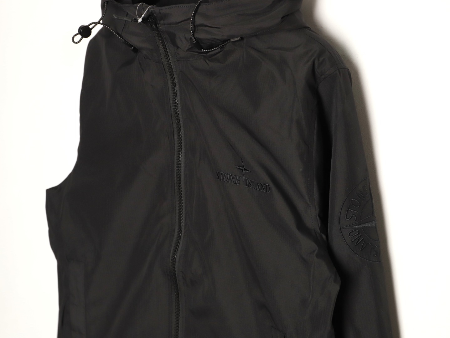 Stone Island/石頭島 24ss 手臂刺繡羅盤衝鋒衣外套
石頭島春季最熱單品 超級吸睛的一款衝鋒衣外套 一眼就能愛上 採用梭織防風防水面料 手感細膩順滑 寬松連帽的版型  水洗標一應俱全 細節滿滿的一款衝鋒衣 大廠代工 品質可靠 

-略帶復古感的機能衝鋒衣 城市徒步 戶外穿行都很出挑 男女都可以駕馭的一款潮流單品 
Color：黑色
A Size：S-XXL
