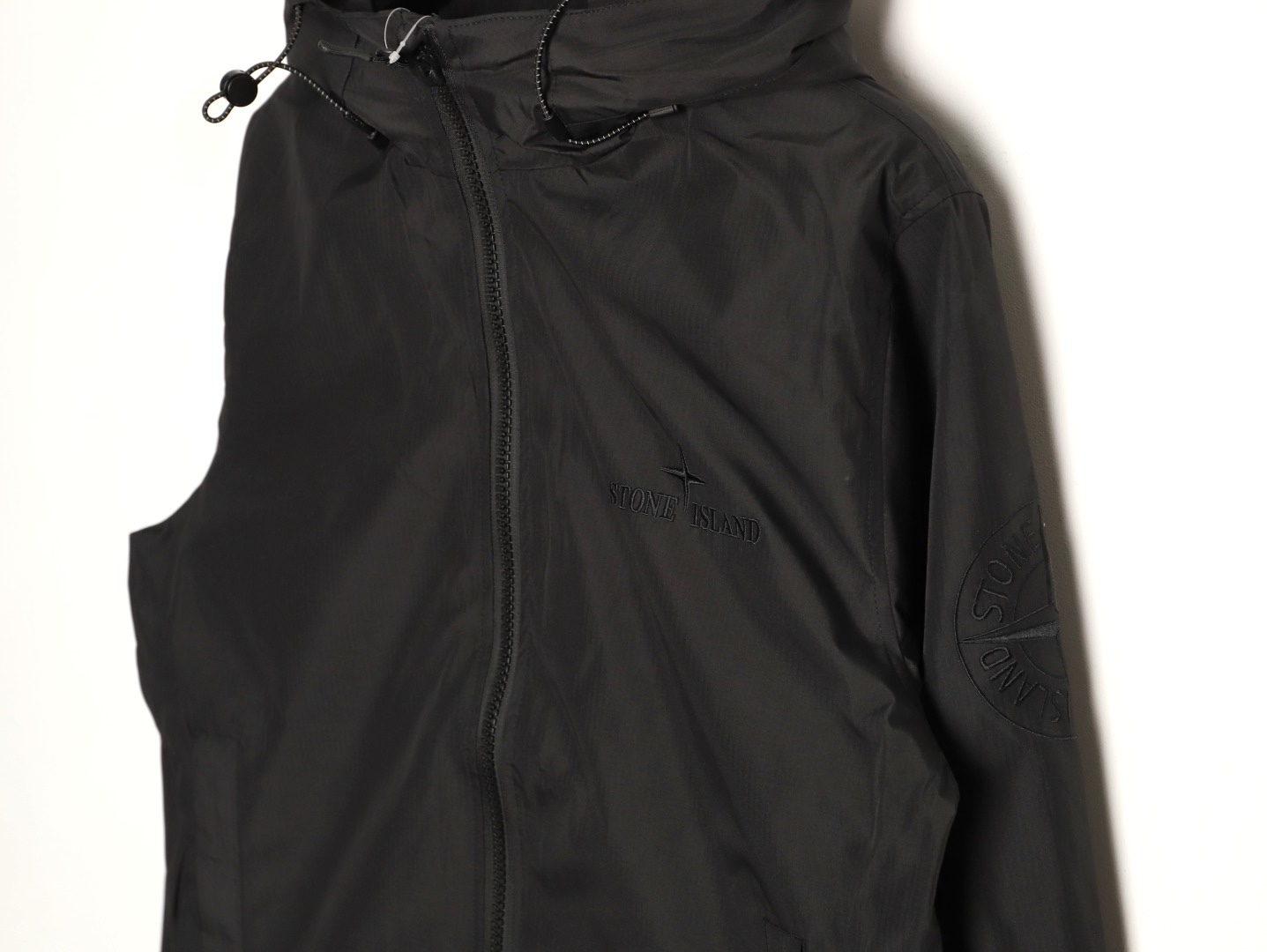 Stone Island/石頭島 24ss 手臂刺繡羅盤衝鋒衣外套
石頭島春季最熱單品 超級吸睛的一款衝鋒衣外套 一眼就能愛上 採用梭織防風防水面料 手感細膩順滑 寬松連帽的版型  水洗標一應俱全 細節滿滿的一款衝鋒衣 大廠代工 品質可靠 

-略帶復古感的機能衝鋒衣 城市徒步 戶外穿行都很出挑 男女都可以駕馭的一款潮流單品 
Color：黑色
A Size：S-XXL