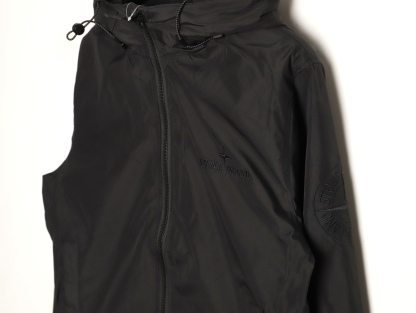Stone Island/石頭島 24ss 手臂刺繡羅盤衝鋒衣外套
石頭島春季最熱單品 超級吸睛的一款衝鋒衣外套 一眼就能愛上 採用梭織防風防水面料 手感細膩順滑 寬松連帽的版型  水洗標一應俱全 細節滿滿的一款衝鋒衣 大廠代工 品質可靠 

-略帶復古感的機能衝鋒衣 城市徒步 戶外穿行都很出挑 男女都可以駕馭的一款潮流單品 
Color：黑色
A Size：S-XXL