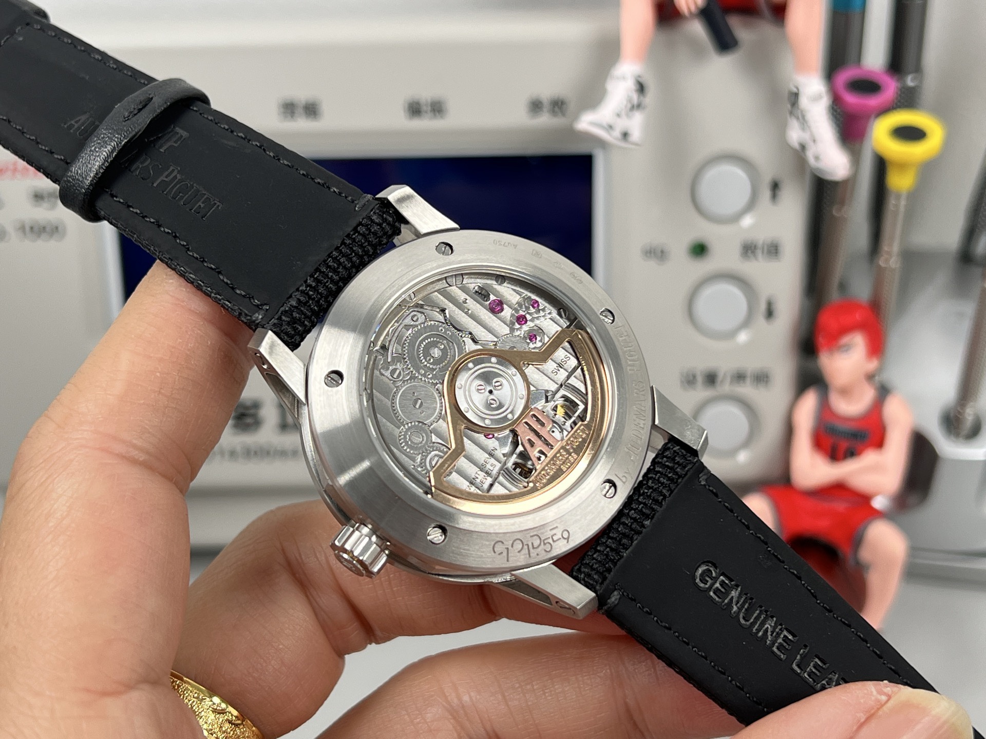 
新款愛彼真陀飛輪CODE11.59系列26396男士腕表！完美與個性的體驗！
1⃣️直徑42MM！表面玻璃採用水晶藍寶石玻璃。
2⃣️搭載Cal.2950全自動陀飛輪機芯，動力儲存60小時！
3⃣️錶帶採用進口意大利小牛皮以及帆布皮帶可選！
3⃣️表殼採用316L精鋼材質，整殼CNC高精准處理，密度與原裝吻合！          
4⃣️表面採用砂金石琺瑯錶盤
整體按照原裝顏色完美呈現！
5⃣️殼套分圈口.殼.底蓋三件套，整體角度完美體現拉絲工藝，品質與美的融合！