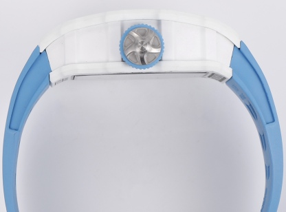 白色TPT石英纖維
【RICHARD MILLE】理查米爾RM53-01 將腕表設計與運動賽事相互結合，完美詮釋了賽場上的勇者堅定信念、頑強拼搏的精神。RM53-01以馬術運動為背景，採用多種高科技材料來抵御運動時帶來的強烈撞擊，從而保證不受破壞、正常運轉。高科技材質打造如同“護具”。“RM 53-01 PABLO MAC DONOUGH”的陀飛輪腕表，此款腕表除具備運動腕表的動感與活力外，還配備了堅固的TPT®碳纖維表殼、層壓藍寶石水晶表鏡以及固定機芯的懸浮式鋼索，有效的降低巨大衝擊、