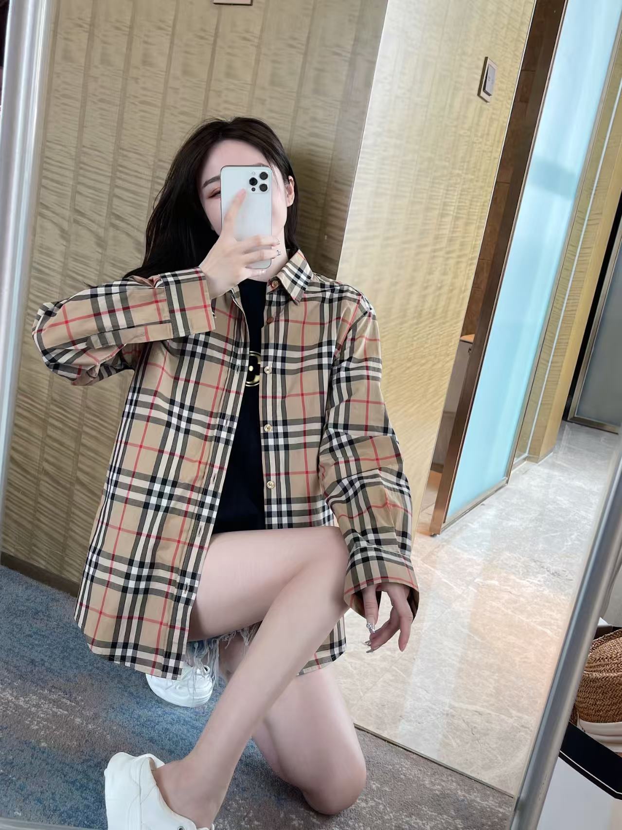 Burberry/巴寶莉 經典大格紋棉質長袖襯衫
面料採用雙股80支梭織小斜紋面料，格紋對位，
紗線定織定染，每個獨立的尺碼都是定位裁片，前幅，口袋，
袖子等部位都是對格對位的，工序複製，費時費料，採用純天然珍珠貝殼紐扣，
洗水嘜定制，多處手工一片一片激光剪裁對位，
所有工序，用料都是ZP做法，區別市面一眼假版本
此款更是絕對不能錯過的珍寶級別產物！！
顏色：卡其大格
S Size：S-XL