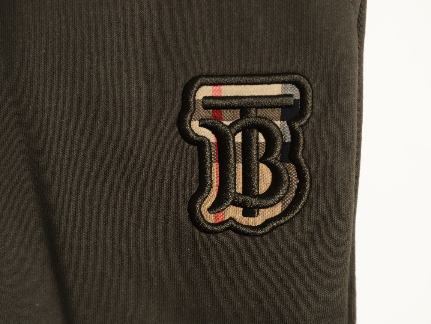 Burberry/巴寶莉 24Fw  TB格紋貼布立體刺繡棉質針織長褲  
面料採用400克洗水純棉毛圈棉質面料，訂染顏色後整蝕毛處理，對照原版做絲滑超柔處理，
布面肌理股線清晰明顯，垂感一級棒，做工精緻都到達外貿出口標準，
刺繡工藝採用百靈達刺繡機器，使刺繡顏色更加飽滿，繡花更加立體，
透氣舒適度高，細節無可挑剔，手感細膩柔軟！上身版型超贊！
顏色：黑色  軍綠
M1 size：S-XL
