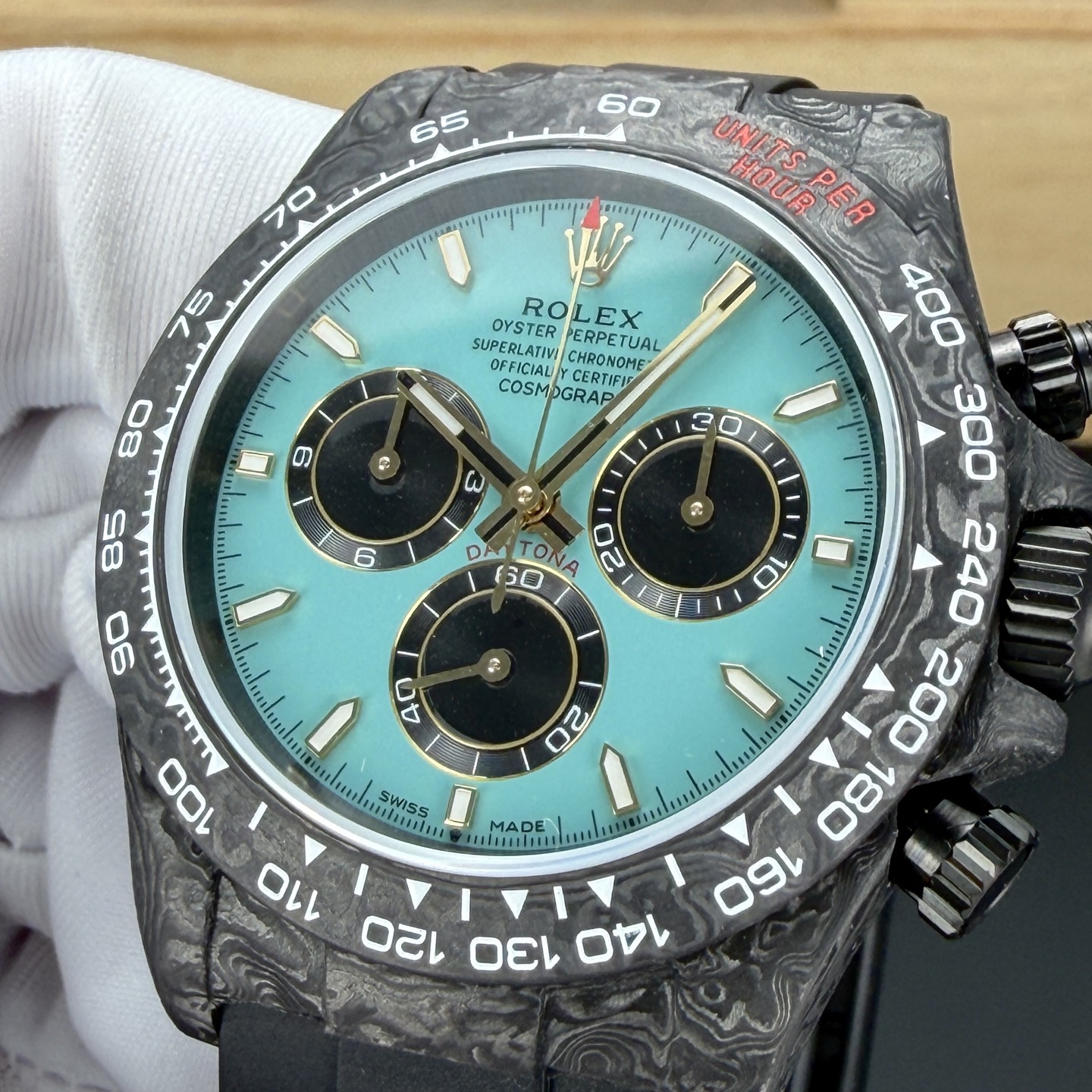 BLAKEN 頂配升級｜彩虹鑽·鉑金眼睛 4代迪通拿
BLAKEN Top Custom • Rainbow Diamond • Platinum Eye
Rolex Daytona 4th Gen 🔥
40mm 全碳纖維高端款｜實拍質感拉滿
Full Carbon Fiber • 40mm High-End Quality
✅ 72H Long Power Reserve
搭載4130一體機芯，72小時長續航，穩定耐用
✅ 魔術貼便攜式錶帶，佩戴方便快捷
Velcro portable strap