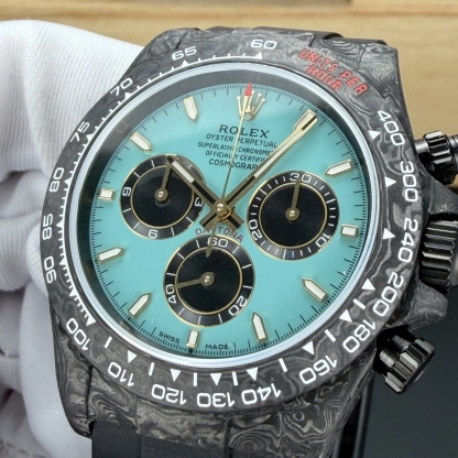 BLAKEN 頂配升級｜彩虹鑽·鉑金眼睛 4代迪通拿
BLAKEN Top Custom • Rainbow Diamond • Platinum Eye
Rolex Daytona 4th Gen 🔥
40mm 全碳纖維高端款｜實拍質感拉滿
Full Carbon Fiber • 40mm High-End Quality
✅ 72H Long Power Reserve
搭載4130一體機芯，72小時長續航，穩定耐用
✅ 魔術貼便攜式錶帶，佩戴方便快捷
Velcro portable strap