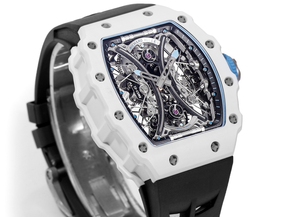 白色TPT石英纖維
【RICHARD MILLE】理查米爾RM53-01 將腕表設計與運動賽事相互結合，完美詮釋了賽場上的勇者堅定信念、頑強拼搏的精神。RM53-01以馬術運動為背景，採用多種高科技材料來抵御運動時帶來的強烈撞擊，從而保證不受破壞、正常運轉。高科技材質打造如同“護具”。“RM 53-01 PABLO MAC DONOUGH”的陀飛輪腕表，此款腕表除具備運動腕表的動感與活力外，還配備了堅固的TPT®碳纖維表殼、層壓藍寶石水晶表鏡以及固定機芯的懸浮式鋼索，有效的降低巨大衝擊