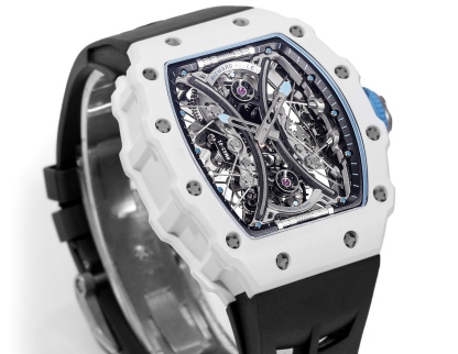 白色TPT石英纖維
【RICHARD MILLE】理查米爾RM53-01 將腕表設計與運動賽事相互結合，完美詮釋了賽場上的勇者堅定信念、頑強拼搏的精神。RM53-01以馬術運動為背景，採用多種高科技材料來抵御運動時帶來的強烈撞擊，從而保證不受破壞、正常運轉。高科技材質打造如同“護具”。“RM 53-01 PABLO MAC DONOUGH”的陀飛輪腕表，此款腕表除具備運動腕表的動感與活力外，還配備了堅固的TPT®碳纖維表殼、層壓藍寶石水晶表鏡以及固定機芯的懸浮式鋼索，有效的降低巨大衝擊