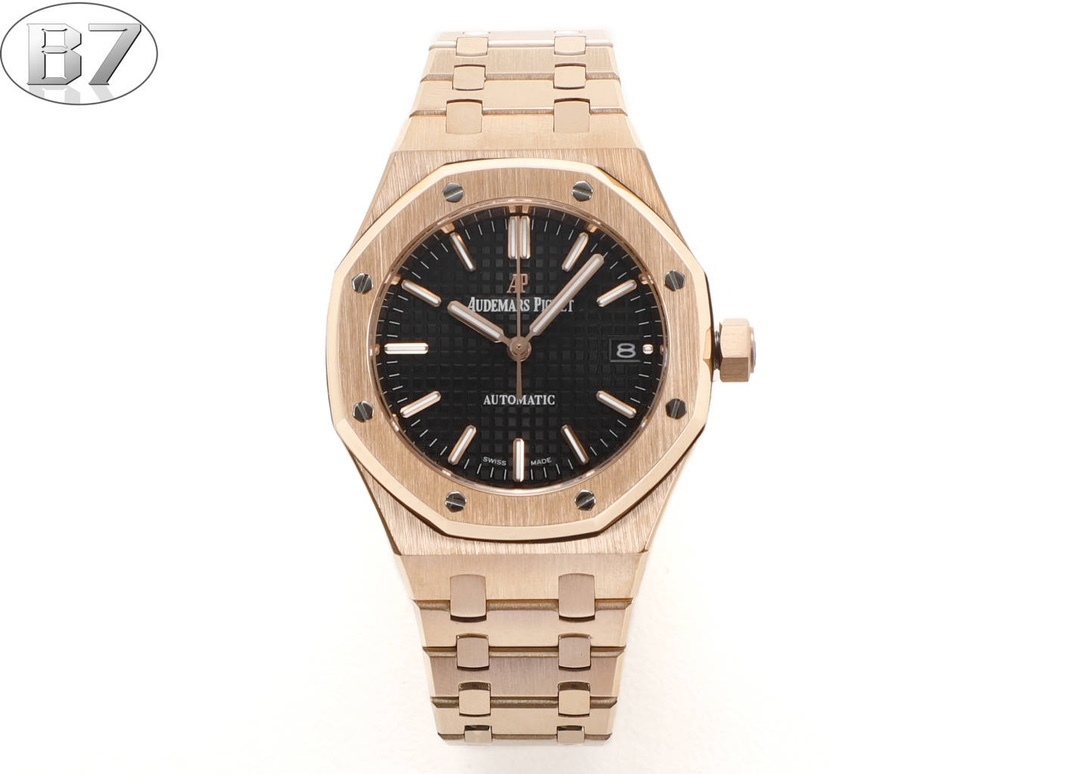 B7  Factory
AP愛彼 女款愛彼皇家橡樹 剔除機芯甲板多餘部分，使之變得更加鏤空——成就鋼表巔峰—— 實力演繹 衛冕“鋼”王！【6大精妙之處】1.正品拆解開模，尺寸為37毫米與正品一致！2.完美還原正品表殼的每一處細節，盡顯正品“稜角分明 堅毅果敢”的陽剛氣質。3.鋼帶的做工無可挑剔，比市面上任何鋼帶表做工均要更上一層樓，鋼帶頭粒和表頭銜接的“緩衝帶”的鬆緊程度與正品一模一樣。4.自動陀的與原裝致敬，是市面唯一做到顏色於原裝一致的版本（市面一般版本均偏紅）其上的ap族徽雕刻獨一無二。