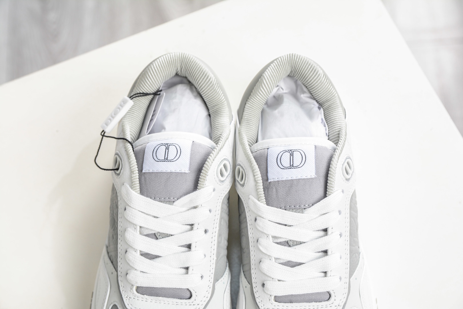 迪奧 B27休閒運動鞋 延續 Dior的經典款式B27 
尺碼：39 40 41 42 43 44 45